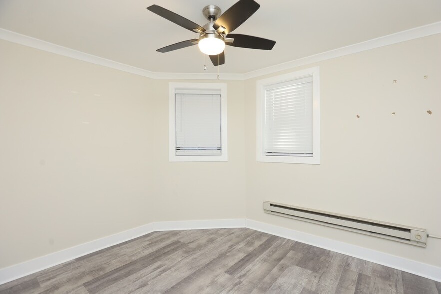 Building Photo - 3839 N Greenview Ave