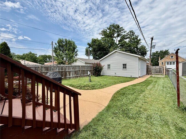 Building Photo - 5457 Robert Ave