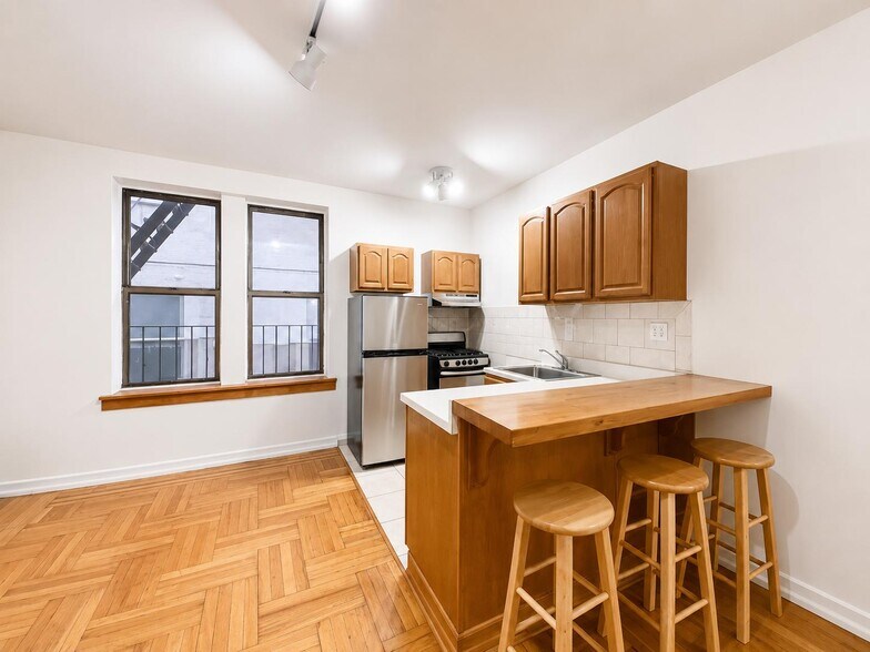 Building Photo - 707 W 171st St