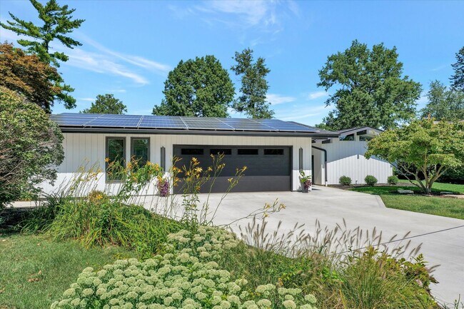 Building Photo - Luxury Ranch House on Champaign Country Club