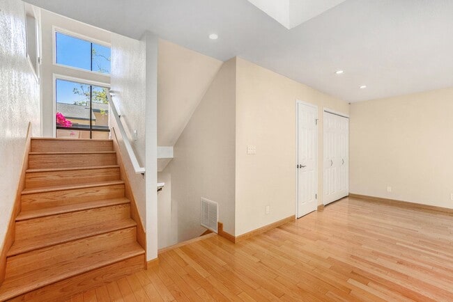 Building Photo - 109 Carob Ln