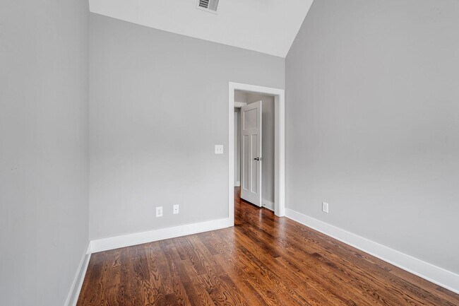 Building Photo - 4 BR, two-story rental with finished basement in WEHO!