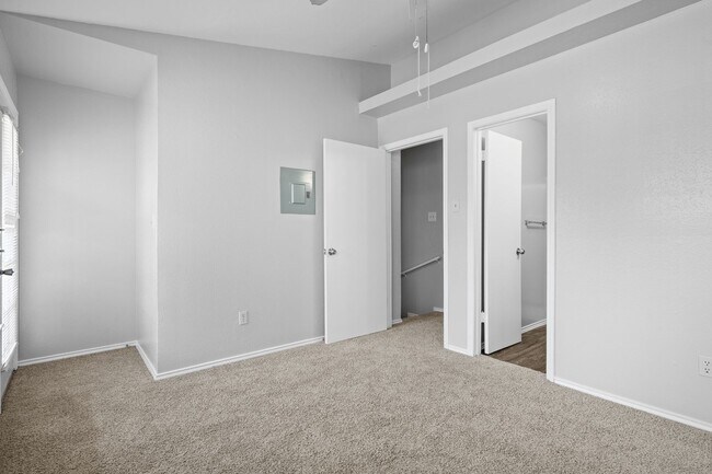 Building Photo - RIVER CROSSING TOWNHOME - 2BD -2.5BA - GRE...