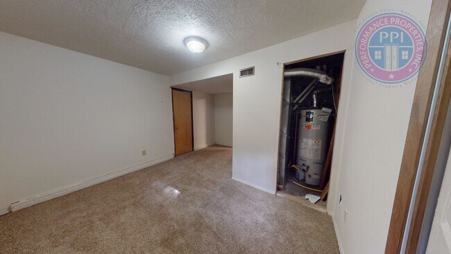 Building Photo - Lake Oswego/ Palisades - Hardwoods, Finished Daylight Basement with Bonus Rooms, Pet Friendly