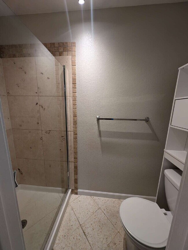 Building Photo - "Charming 2-Bed, 2-Bath Condo in Englewood...