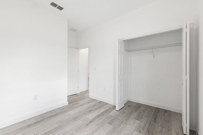 Building Photo - Stylish & Spacious 3 Bedroom Home in Prime Location!