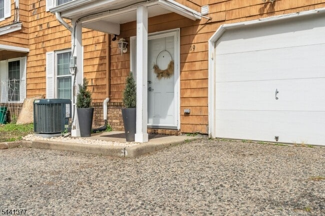 Building Photo - 19 Delavan Ct