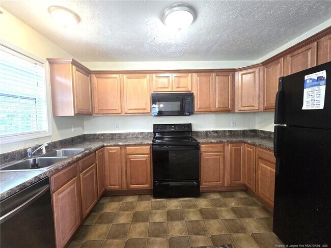 Building Photo - 410 Roundtree Dr