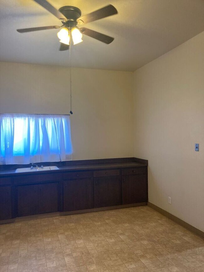 Building Photo - Turlock Country Living 3 Bedroom 2 Bath Home