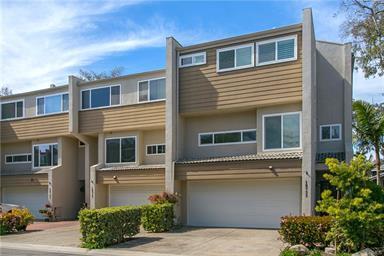 Building Photo - Tri-Level 2bed 2.5 bath Huntington  Beach Condo