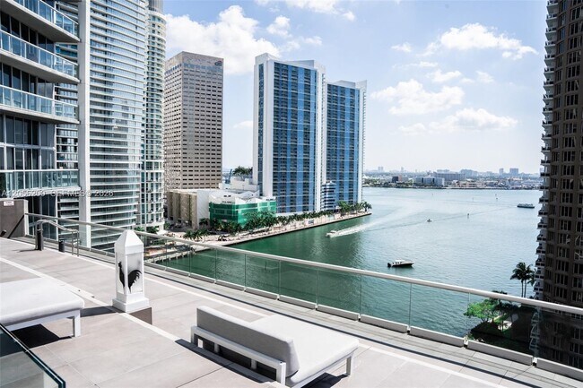 Building Photo - 495 Brickell Ave