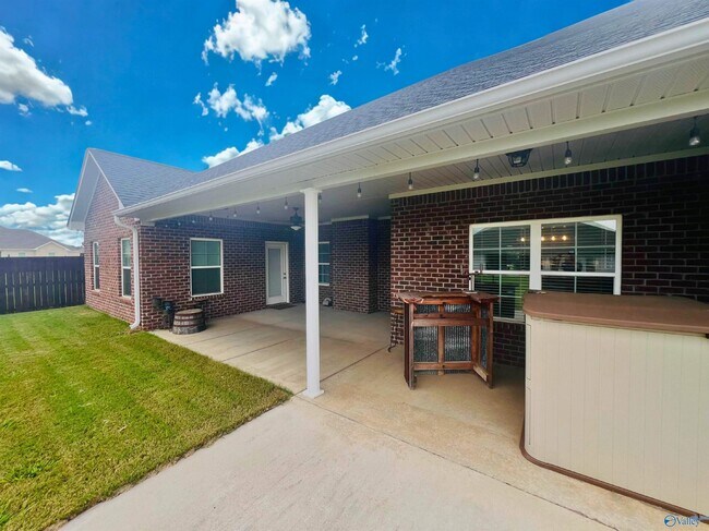 Building Photo - 17123 Stonegate Dr