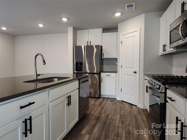 Building Photo - 3247 Crawford Ave