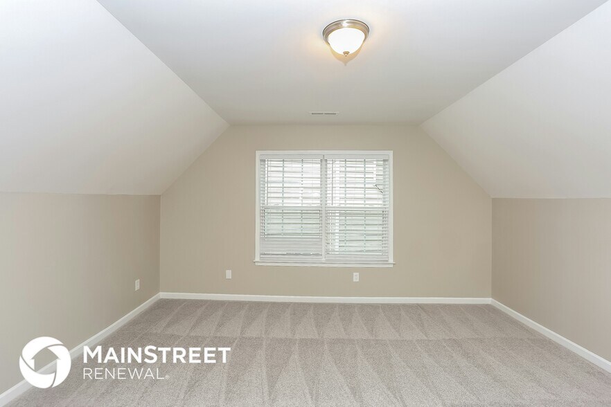 Building Photo - 8210 Chatham Oaks Dr