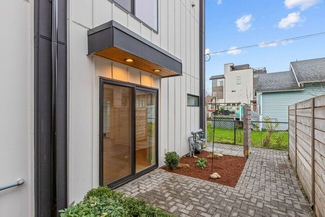 Building Photo - Stunning Modern Air-Conditioned Townhome in Coveted Whittier Heights