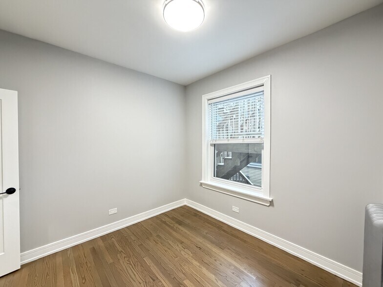 Building Photo - 5452 N Paulina St