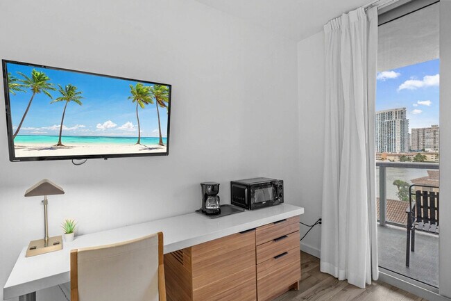 Building Photo - 2602 E Hallandale Beach Blvd