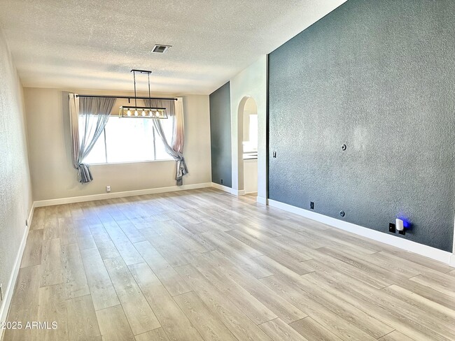 Building Photo - 7126 W Columbine Dr