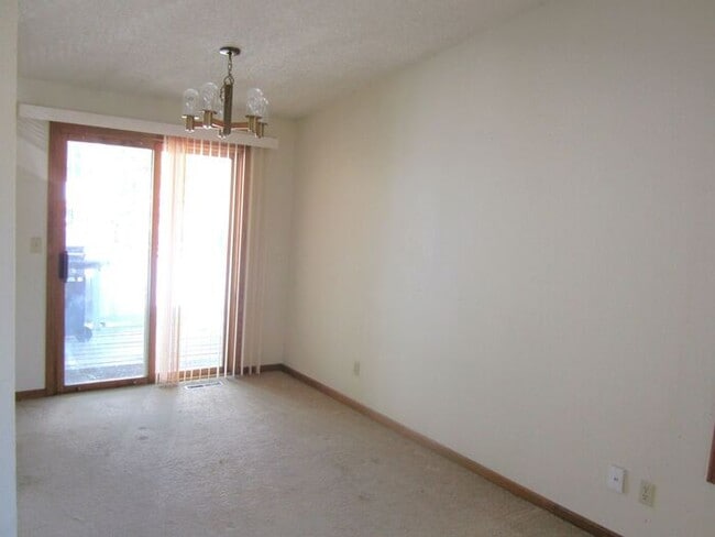Building Photo - 3 Bedroom, 2 Bath Bi-Level Home with 2 car...