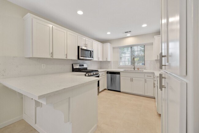 Building Photo - Pet Friendly, Updated NW Visalia Home Avai...