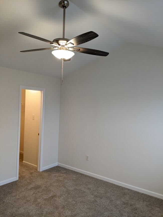 Building Photo - Completely Renovated Townhouse in convenie...