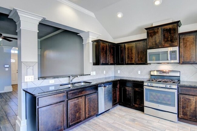 Building Photo - 3021 Cantabria St