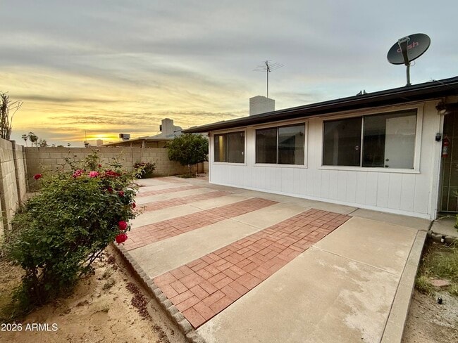 Building Photo - 5817 W Tierra Buena Ln