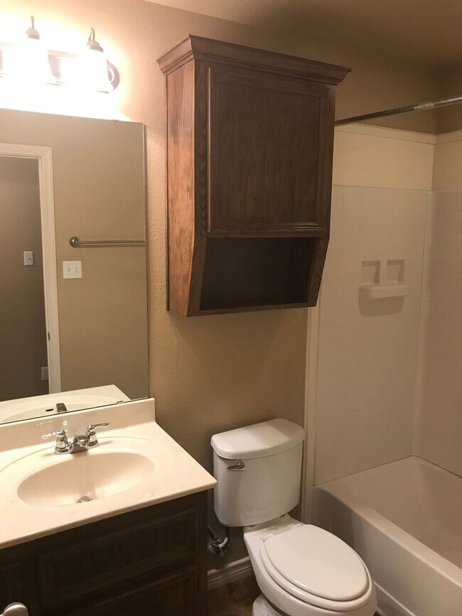 Building Photo - 3 bedroom 2 bath Duplex Text 302-231-7228 for more info