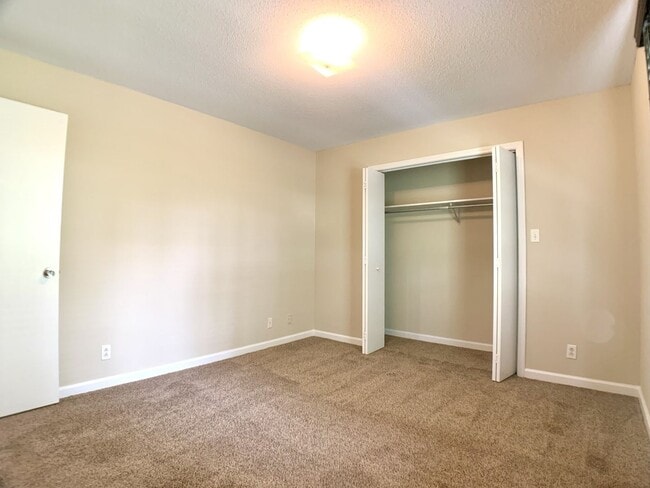 Building Photo - 236 Moncrest Dr