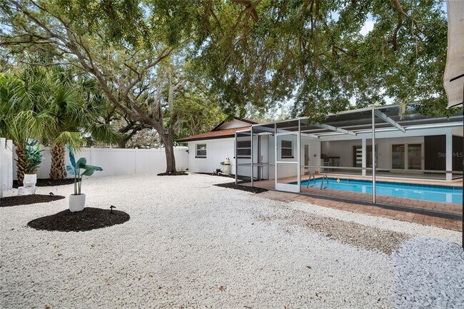 Building Photo - 2306 S San Jose Cir