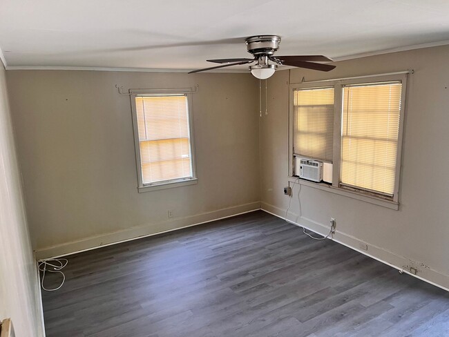Building Photo - Charming 1 Bedroom