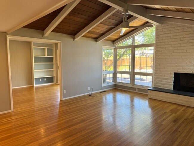 Building Photo - Beautiful 3 bedroom, 2 bath single level home in the Woodlands-Walnut Creek