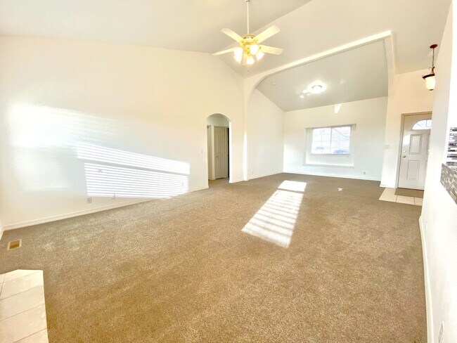 Building Photo - 3 Bed 2 Bath Single Level Home with 3 Car ...
