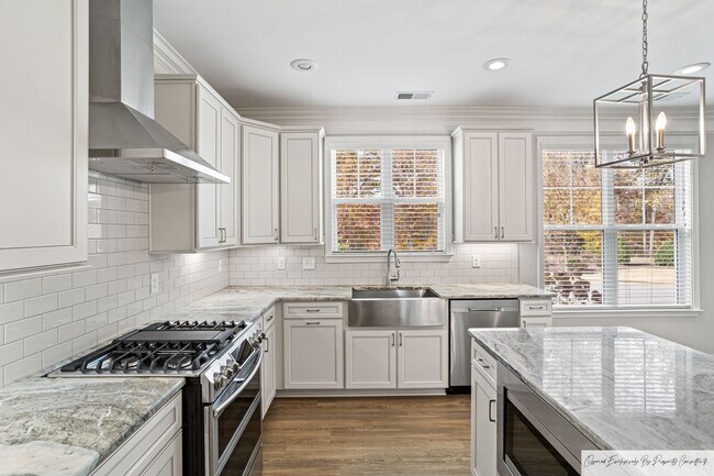 Building Photo - RESORT LIVING IN DESIRABLE SALUDA RIVER CLUB
