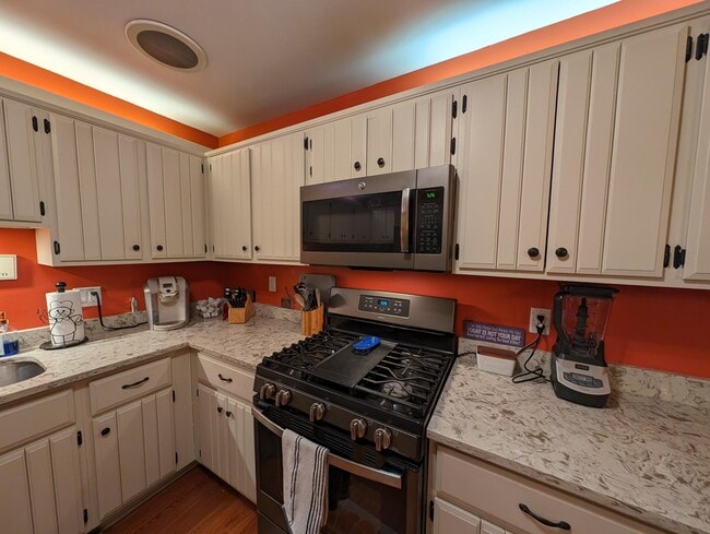 Building Photo - 607 Tamarack Dr W