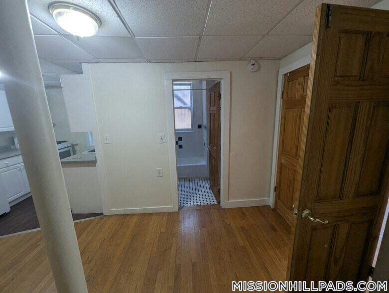 Building Photo - 352 Riverway