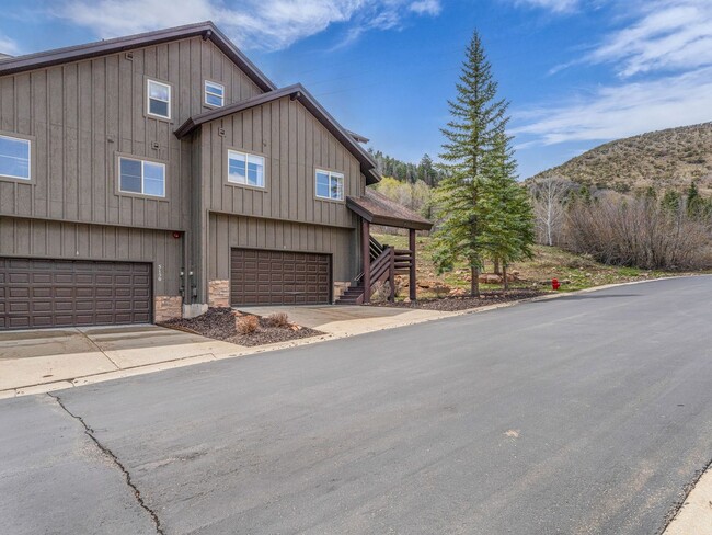 Building Photo - End-Unit Townhome in Cove Canyon