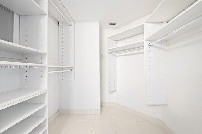 Building Photo - 3500 Mystic Pointe Dr