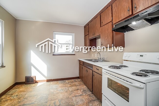 Building Photo - 567 S Weyant Ave