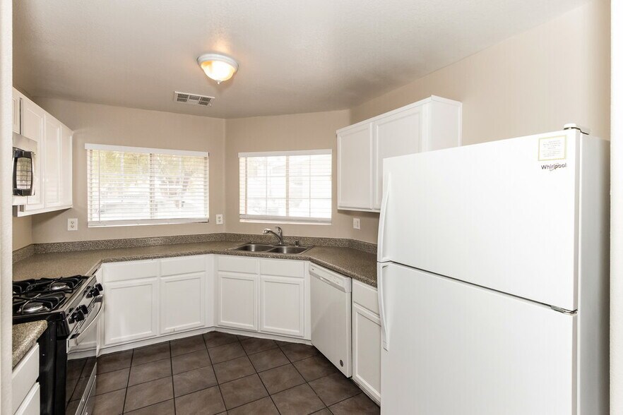 Building Photo - 1026 Cliffbrook Hedge Ave