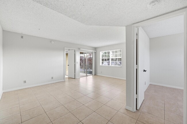 Building Photo - 1502 SE Royal Green Cir