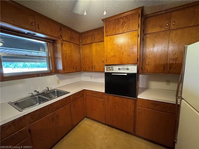 Building Photo - 600 Paw Paw Rd