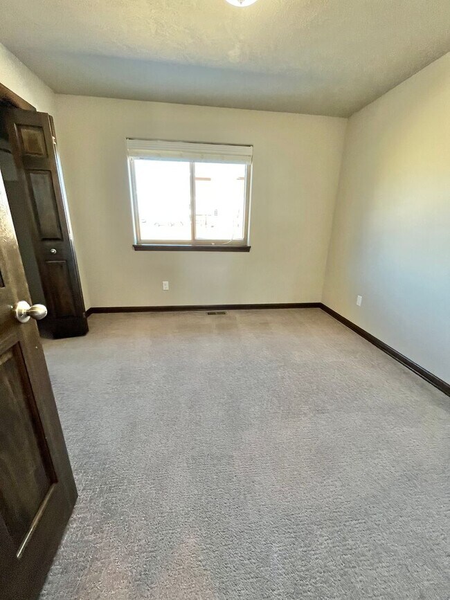 Building Photo - 3 Bed/2.5 Bath Townhome For Rent!