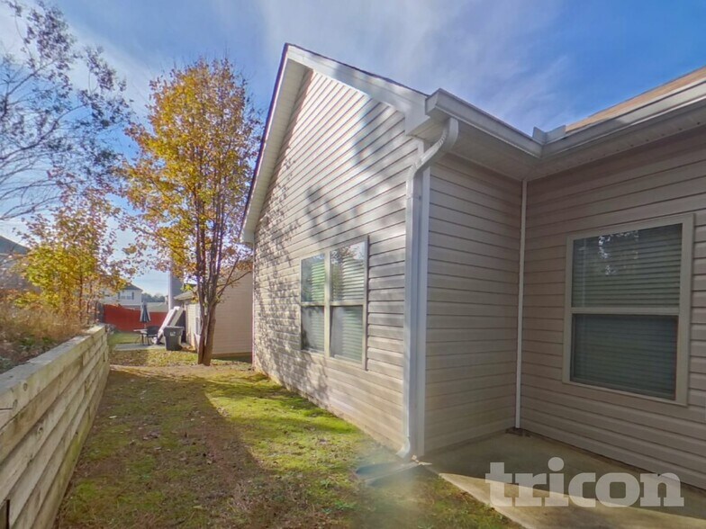 Building Photo - 1576 Queen Elizabeth Dr