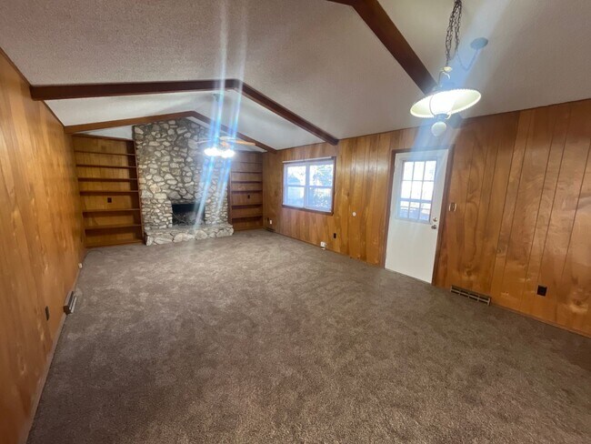 Building Photo - Warm & Inviting 3 Bed, 2 Bath