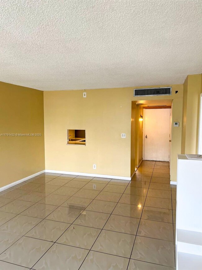 Building Photo - 20400 W Country Club Dr