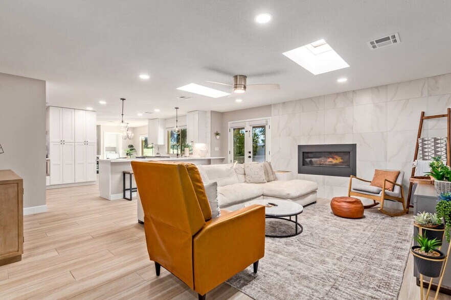 Building Photo - 6547 E Sharon Dr