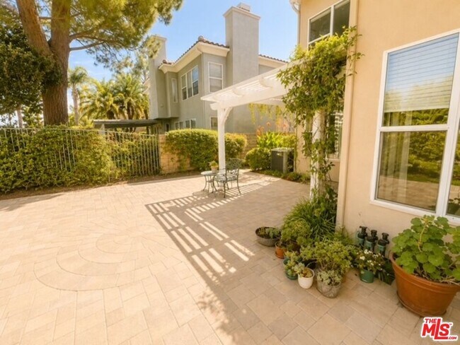 Building Photo - 7371 Westcliff Dr