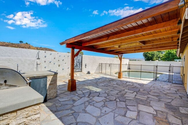 Building Photo - Fully Remodeled 4-Bedroom Single-Story ADU...