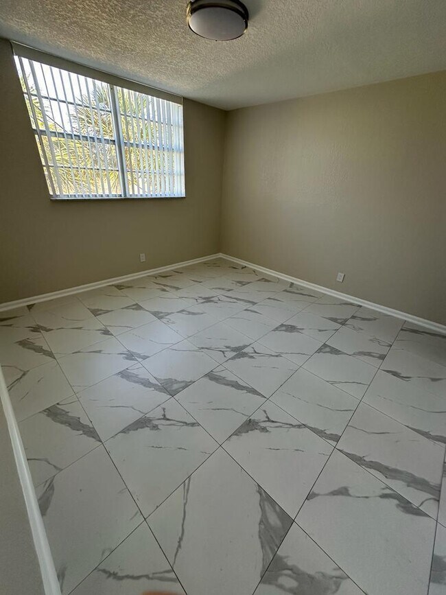 Building Photo - 9949 Sandalfoot Blvd